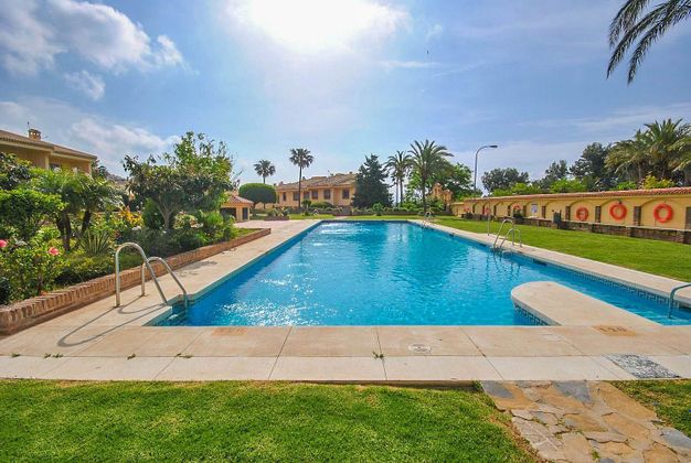 Foto 1 de Casa adosada en venta en ronda Del Golf Este de 3 habitaciones con terraza y piscina