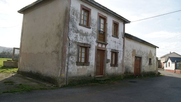 Foto 1 de Venta de chalet en Valdés de 4 habitaciones con garaje y jardín