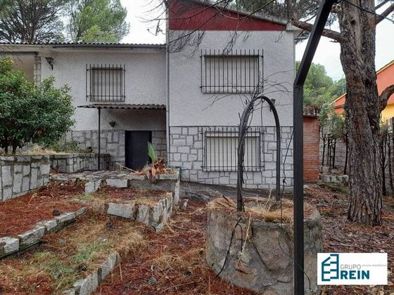Foto 2 de Casa en venda a Villa del Prado de 5 habitacions amb jardí