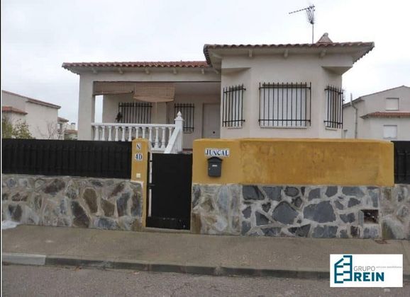 Foto 1 de Casa en venta en Santa Olalla de 3 habitaciones con piscina y jardín