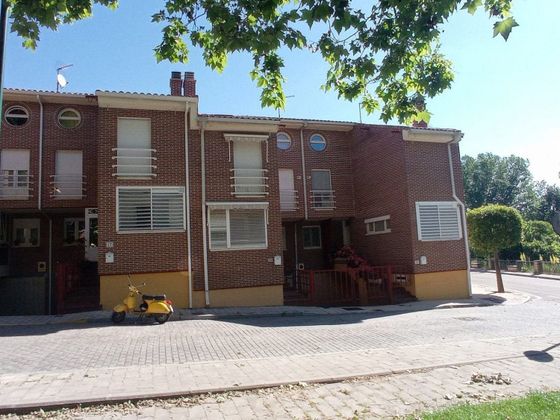 Foto 1 de Casa en venta en La Victoria - El Cabildo de 3 habitaciones con garaje y muebles