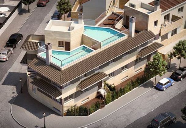 Foto 1 de Casa adossada en venda a Hermanos Falcó - Sepulcro Bolera de 5 habitacions amb terrassa i piscina