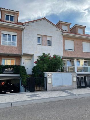 Foto 1 de Casa en venda a calle Toribio Diez de 4 habitacions amb terrassa i jardí