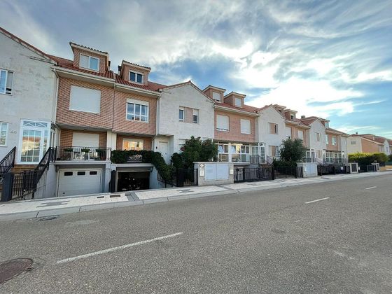 Foto 2 de Casa en venda a calle Toribio Diez de 4 habitacions amb terrassa i jardí
