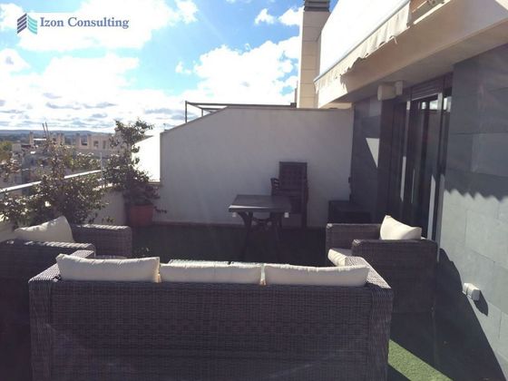 Foto 2 de Ático en alquiler en La Milagrosa - La Estrella de 1 habitación con terraza y garaje