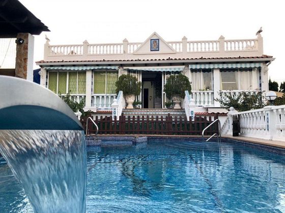 Foto 1 de Chalet en venta en Nucia (la) de 6 habitaciones con terraza y piscina