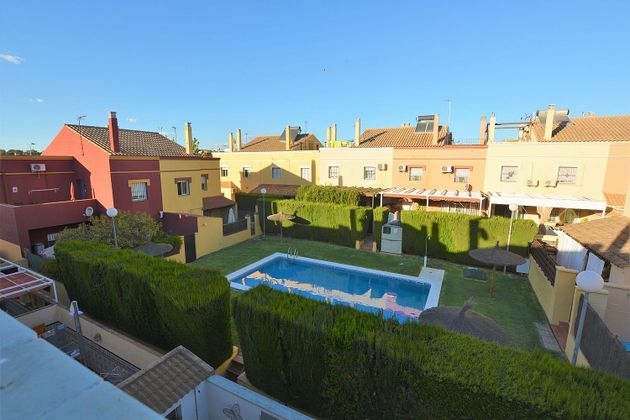 Foto 1 de Casa adosada en venta en Zona Avda. Juan de Diego - Parque Municipal  de 4 habitaciones con terraza y piscina