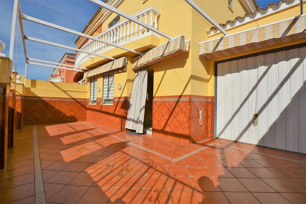 Foto 2 de Casa adossada en venda a calle Manuel García Escamilla de 4 habitacions amb terrassa i piscina