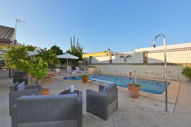 Foto 2 de Xalet en venda a Espartinas de 4 habitacions amb piscina i jardí