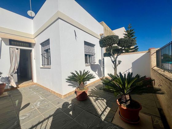 Foto 1 de Casa adossada en venda a Sanlúcar la Mayor de 3 habitacions amb terrassa i jardí