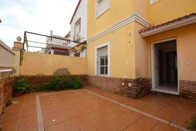 Foto 1 de Casa adossada en venda a Sanlúcar la Mayor de 4 habitacions amb calefacció