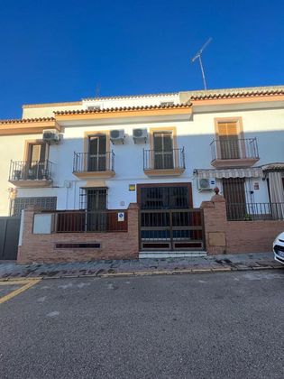 Foto 1 de Casa adossada en venda a Sanlúcar la Mayor de 4 habitacions amb terrassa i balcó