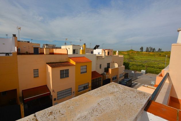 Foto 1 de Casa adosada en alquiler en calle Torre del Oro de 4 habitaciones con terraza y muebles