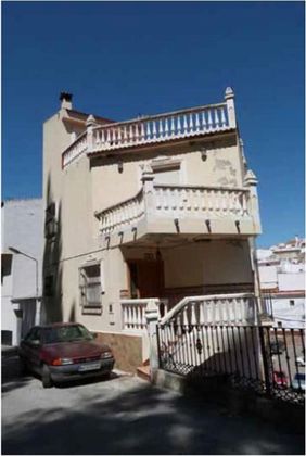 Foto 1 de Venta de casa en Benamocarra de 4 habitaciones con terraza