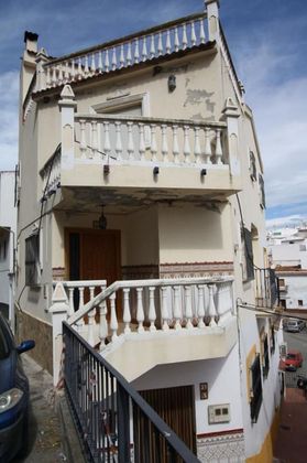 Foto 2 de Venta de casa en Benamocarra de 4 habitaciones con terraza