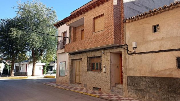 Foto 1 de Chalet en venta en Puebla de Almoradiel (La) de 4 habitaciones con terraza