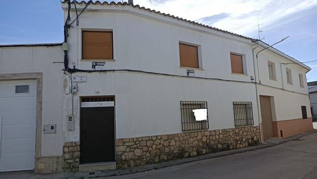 Foto 1 de Venta de casa en Villanueva de Alcardete de 5 habitaciones con terraza