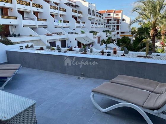 Foto 1 de Venta de piso en Los Cristianos - Playa de las Américas de 2 habitaciones con terraza y piscina