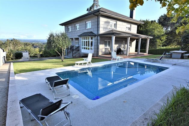 Foto 1 de Chalet en venta en Bergondo de 5 habitaciones con terraza y piscina