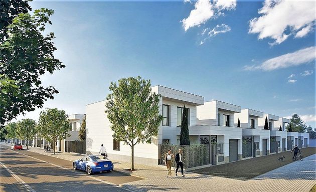 Foto 1 de Casa adossada en venda a calle De la Valdavia de 4 habitacions amb terrassa i garatge