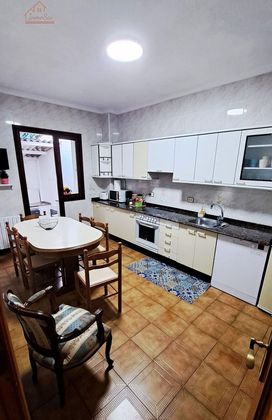 Foto 2 de Casa en venta en Viveiro de 3 habitaciones con terraza y piscina