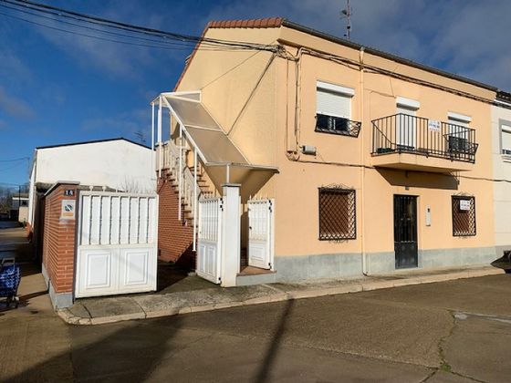 Foto 1 de Casa en venda a calle Honduras de 5 habitacions amb garatge i balcó