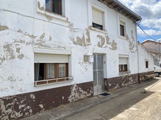 Foto 1 de Casa en venda a calle Ferrocarril de 4 habitacions amb garatge i calefacció