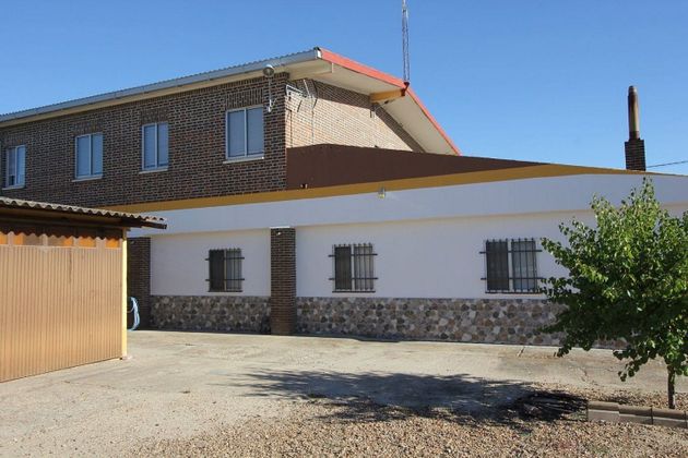 Foto 2 de Casa en venda a Medina del Campo de 4 habitacions amb piscina i garatge