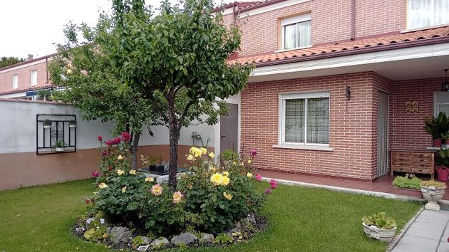 Foto 1 de Casa adossada en venda a calle Rosa Chacel de 4 habitacions amb terrassa i jardí