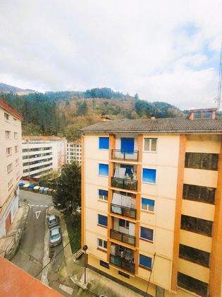 Foto 1 de Piso en venta en Ermua de 3 habitaciones con balcón
