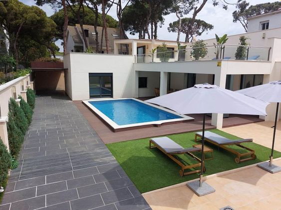 Foto 1 de Chalet en venta en La Pineda de 5 habitaciones con terraza y piscina