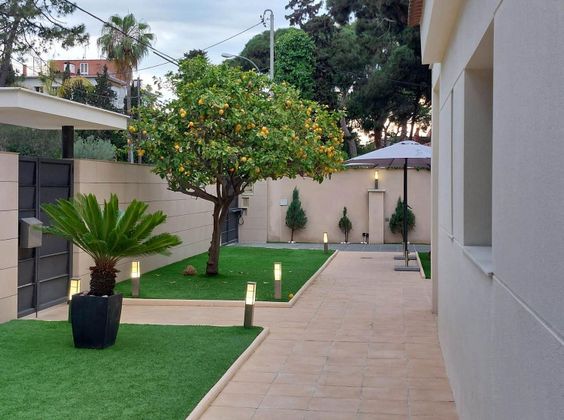 Foto 2 de Chalet en venta en La Pineda de 5 habitaciones con terraza y piscina