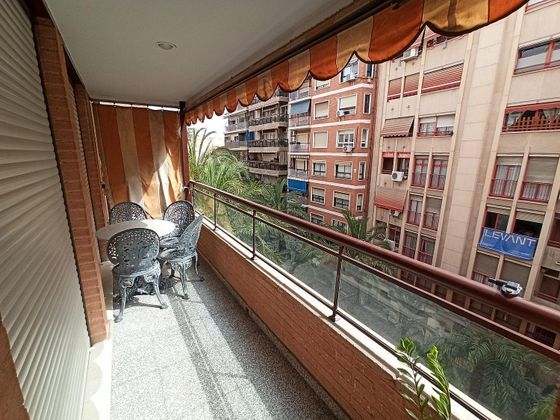 Foto 1 de Alquiler de piso en Mercado de 3 habitaciones con muebles y balcón