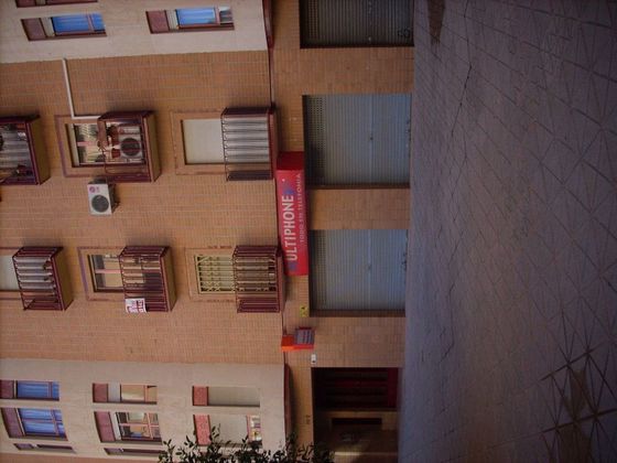 Foto 2 de Local en alquiler en Altozano - Conde Lumiares con terraza