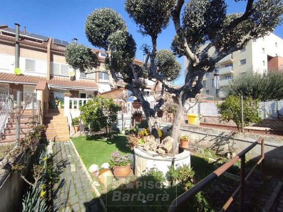 Foto 1 de Casa adosada en venta en Centre - Eixample – Can Llobet – Can Serra de 4 habitaciones con terraza y jardín