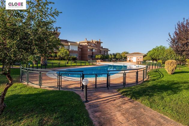 Foto 2 de Pis en venda a Zubia (La) de 3 habitacions amb terrassa i piscina