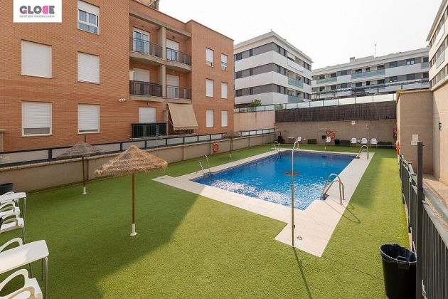 Foto 1 de Piso en venta en Bola de Oro - Serrallo de 3 habitaciones con terraza y piscina