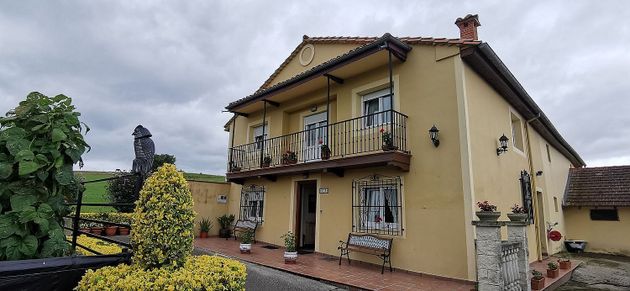 Foto 1 de Casa en venda a barrio Sierrapando de 3 habitacions amb terrassa i jardí