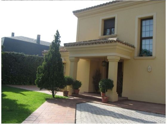 Foto 1 de Chalet en venta en calle Castillo de Guadalcazar de 6 habitaciones con terraza y piscina