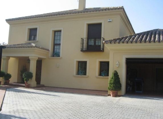 Foto 2 de Chalet en venta en calle Castillo de Guadalcazar de 6 habitaciones con terraza y piscina