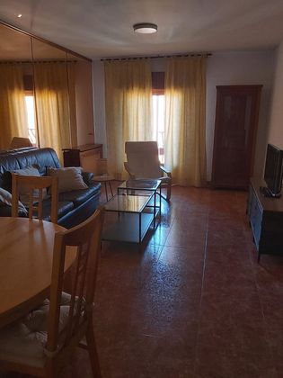Foto 2 de Pis en lloguer a Casco Antiguo de 3 habitacions amb mobles i balcó