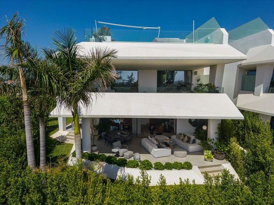 Foto 1 de Casa en venta en Nueva Andalucía centro de 4 habitaciones con terraza y piscina