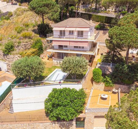 Foto 2 de Venta de chalet en Dosrius de 7 habitaciones con terraza y piscina
