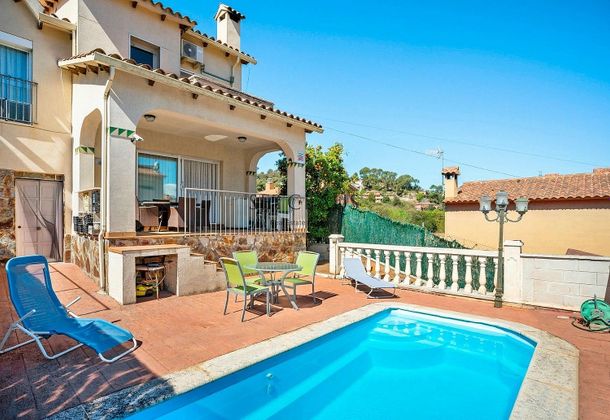 Foto 2 de Venta de casa adosada en Sant Fost de Campsentelles de 5 habitaciones con terraza y piscina