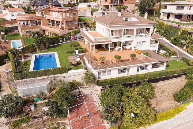 Foto 2 de Venta de chalet en Alella de 8 habitaciones con terraza y piscina