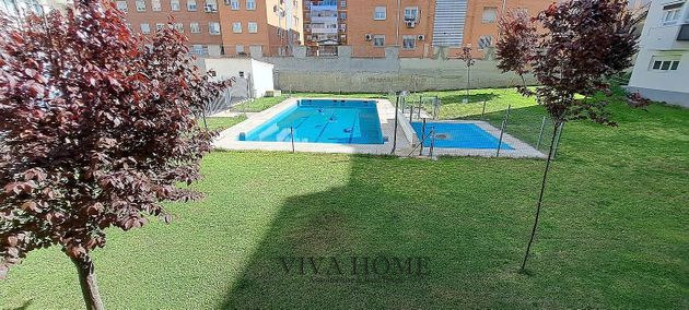 Foto 2 de Pis en venda a Barrio de la Estación de 3 habitacions amb piscina i garatge