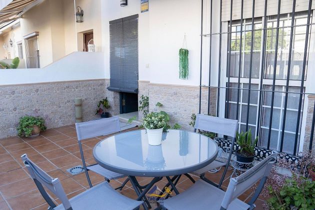 Foto 2 de Casa adossada en venda a Centro - Norte de 3 habitacions amb terrassa i balcó