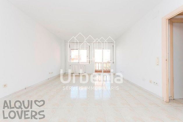 Foto 1 de Piso en venta en Centre - Pineda de Mar de 5 habitaciones con balcón