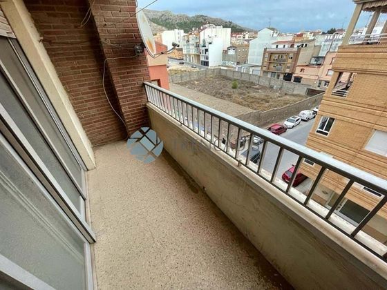 Foto 1 de Venta de piso en Villena de 4 habitaciones con balcón