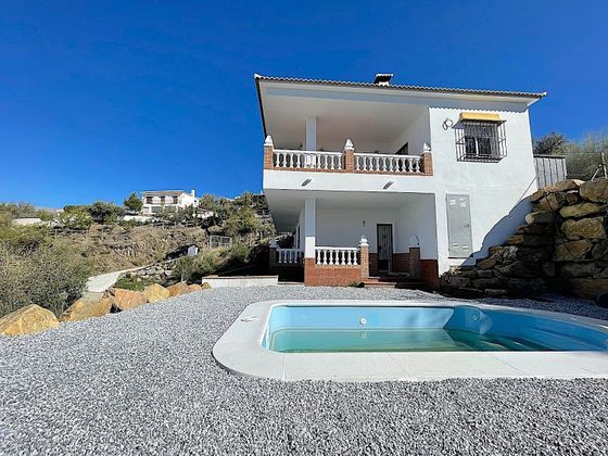 Foto 2 de Venta de chalet en calle De Los Colmenares de 3 habitaciones con terraza y piscina